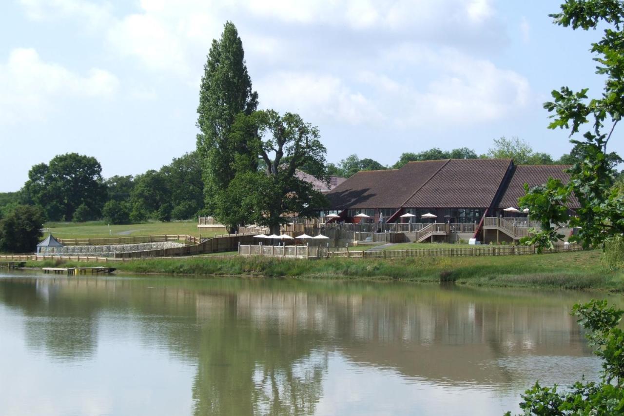 Lakeside Park Hotel & Spa Fishbourne  Екстериор снимка