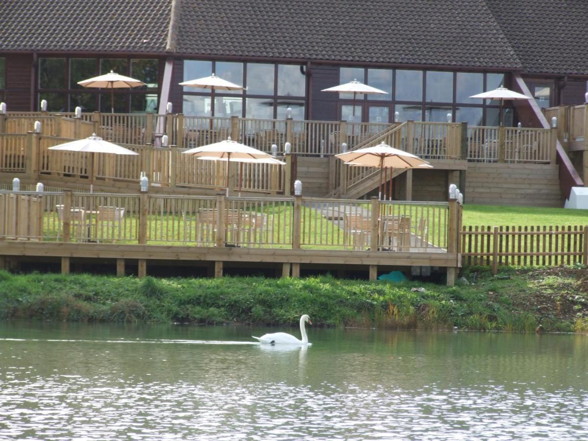 Lakeside Park Hotel & Spa Fishbourne  Екстериор снимка